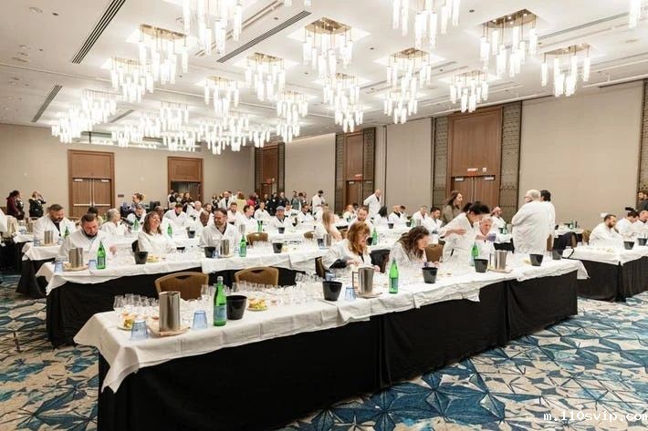 1716887782829057130.jpg 人群2.jpg