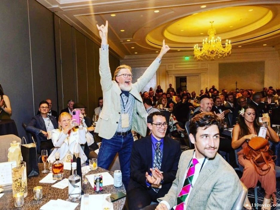 1716887805785084995.jpg 人群.jpg